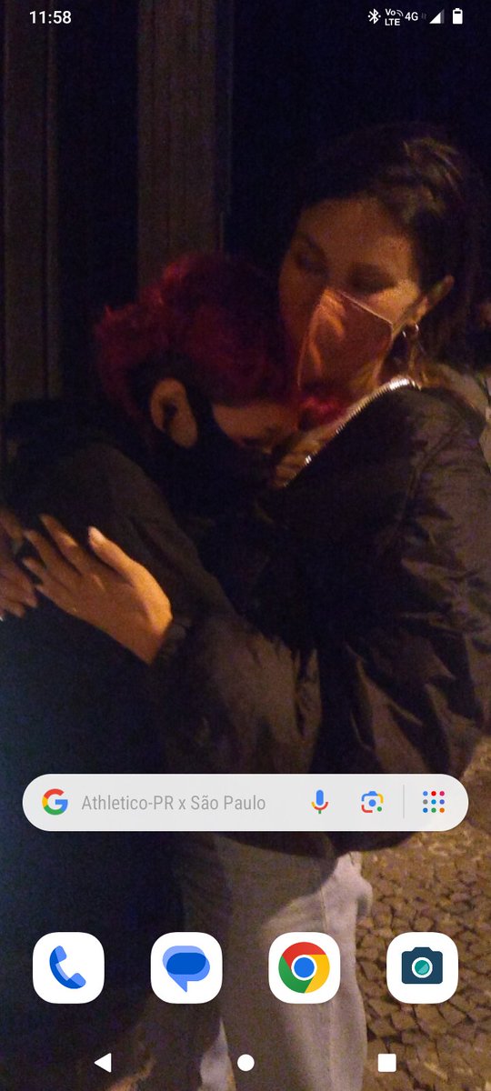 acordei nostálgica e com sdds desse dia, dela e desse abraço ent mudei o wppr do meu cllr o q acharam???