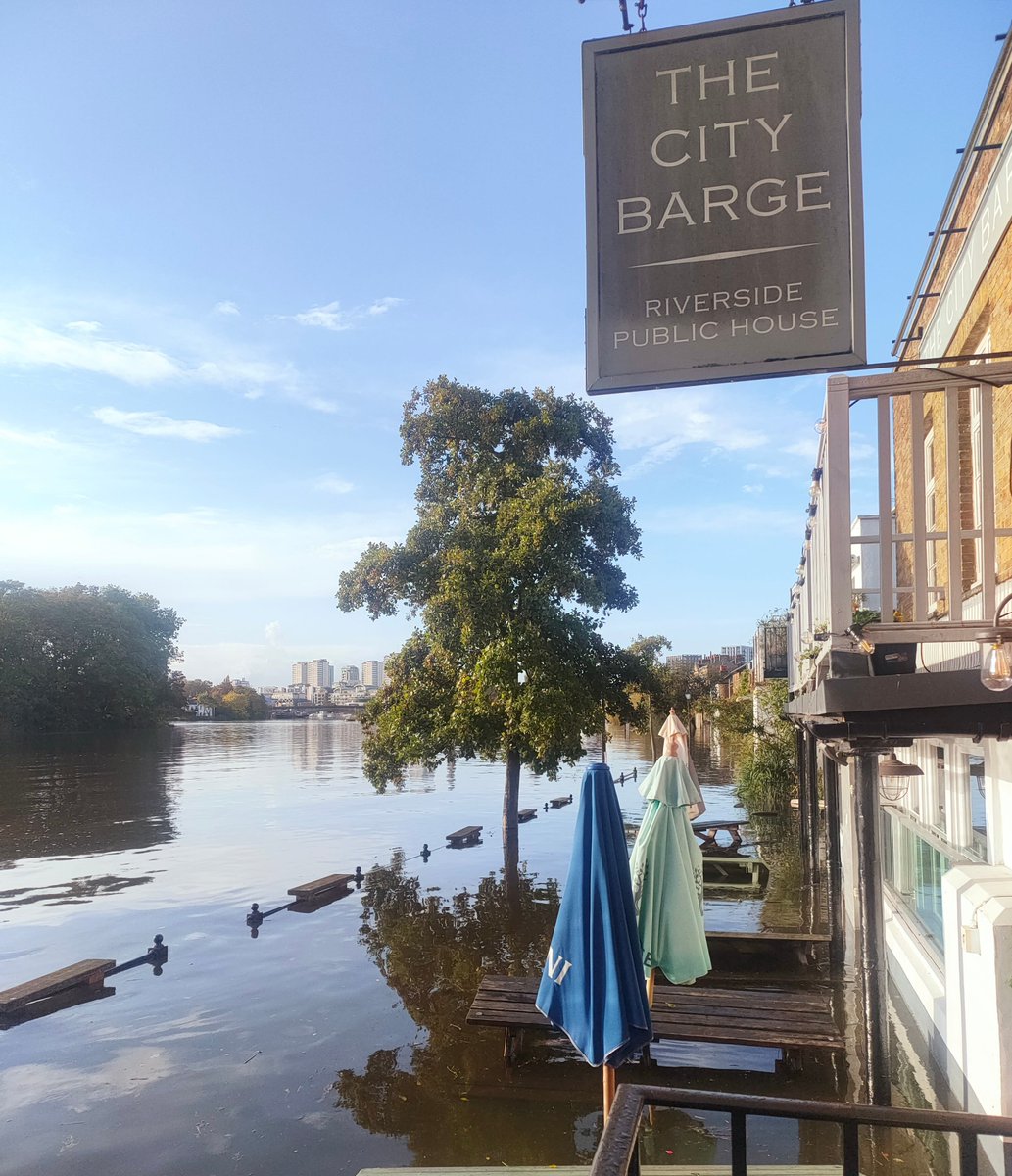 Now that's what I call a high tide! Enjoy the views from the safety of the City Barge, enter via the car park....#hightide #thames #riverside #riversidepubs #chiswick #riversidedining #publife