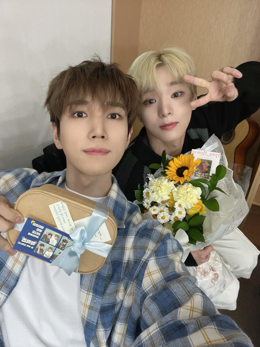 VannerOfficial's tweet photo. [#VANNER]

자 삐삐들은 고개를 들고
96즈의 고정 디제이 데뷔를 축하합시다✨
신입 디제이 96즈의 (꽁트) 라디오 어떠셨나요!?
이제 매주 만나요🐹🐭

#배너
#혜성 #HYESUNG
#성국 #SUNGKOOK https://t.co/Tu8OhDf8FL