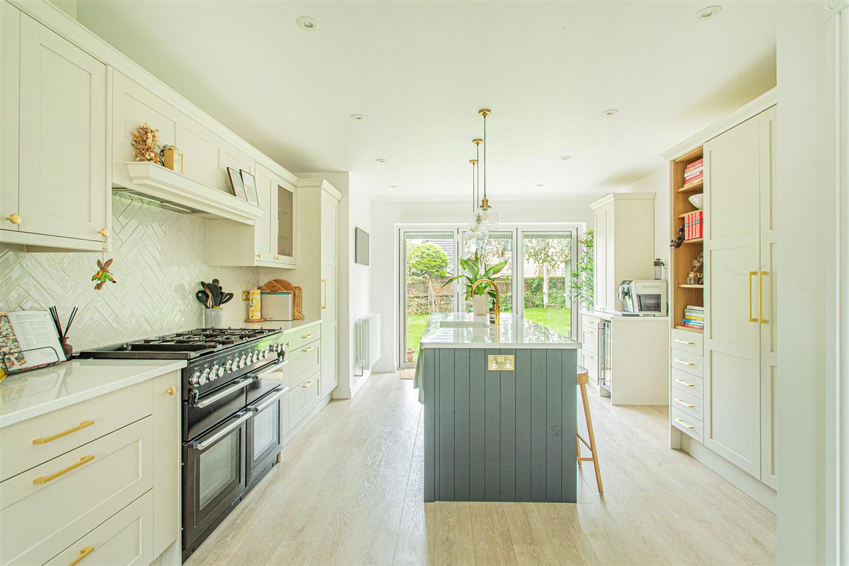 This beautiful 5-bed detached home has been greatly improved by the owners, giving it a very contemporary feel throughout. 

Located in the ever-popular village of Neston, nr #Corsham, this superb family home won't fail to impress.

Guide £625,000 

🔗bit.ly/3MnslhX