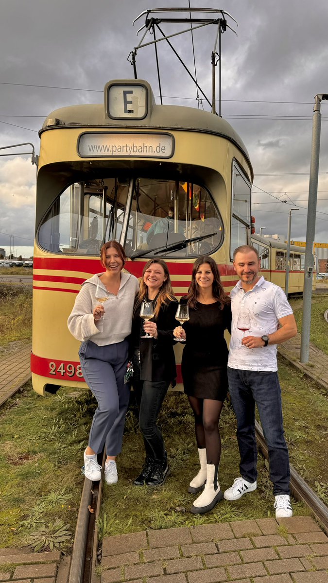 Wein-Rheinbahn die Vorletzte!

Am letzten Samstag sind wir mit der <a href="/rheinbahn/">Rheinbahn Düsseldorf</a> zur vorletzten Tour durch Düsseldorf gestartet. Eine wissbegierige und illustre Runde durften wir auf eine genussvolle Fahrt mitnehmen. 
Danke ans Rheinbahn-Team 🫶