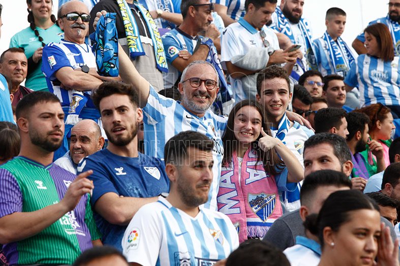 Gran día animando a nuestro @MalagaCF en El Maulí. El resto de la temporada volveremos a animar a nuestro @AntequeraCF. Ojalá no tengamos que acudir más como visitantes, porque los blanquiazules logren el ascenso!! Enhorabuena a todos por la deportividad.