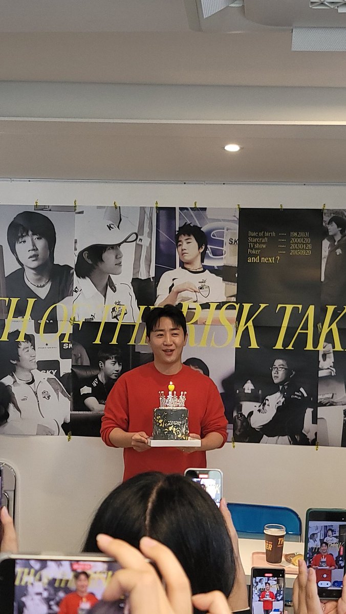 💛HAPPY HONG JINHO DAY💛
늘 그 자리에서 누군가에게 빛이 되어준 당신의 생일을 축하합니다 오늘도, 그리고 앞으로도 당신의 앞날이 빛나고 아름다운 나날이 되기를 축복하며 과거를 보았을 때 그저 행복하기만을 바랍니다
적어도 당신의 생일인 오늘만큼은 가장 행복하고 빛나기를 바랍니다💛💛💛💛