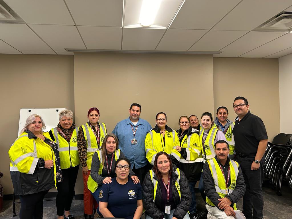 joshgalvan75's tweet photo. Morton east parent patrol crew ! Parents making a difference! #orgullomorton #mortonpride https://t.co/CvQnpS1KmS