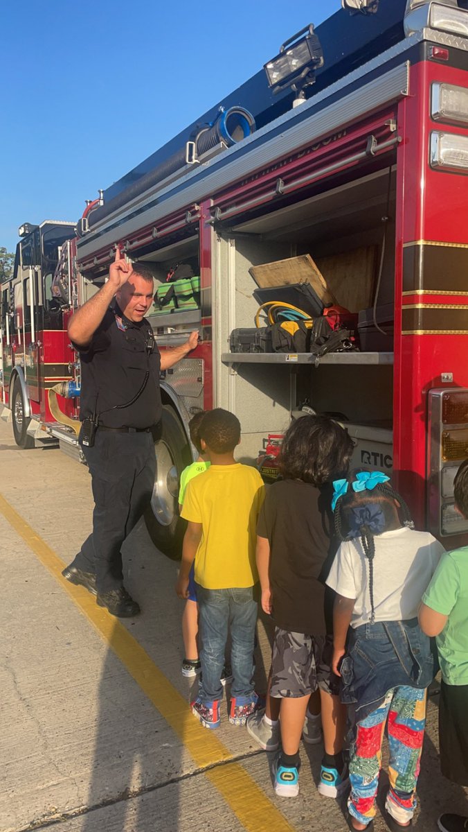 support_wpe's tweet photo. WPE had a wonderful Red Ribbon Week with some super cool visitors from the @AVFDOEM  🚒🚨🧯#pandaproud💚🐼 #FirePreventionMonth https://t.co/Vn5F7dkGai