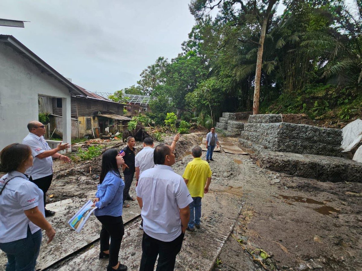simkuihian's tweet photo. #TurunPadang with Datu Ir Ahmad, Director of DID Sarawak &amp; his engineering team 👷‍♀️ on the various #N67 Jepak’s RTP projects initiated by late YBDS Talip
 
Making good progress, ensuring completion of the projects and DS Talip’s legacy

#N67 #Jepak
#jagasarawakbait2
#SarawakFirst https://t.co/eCdpSF02yl
