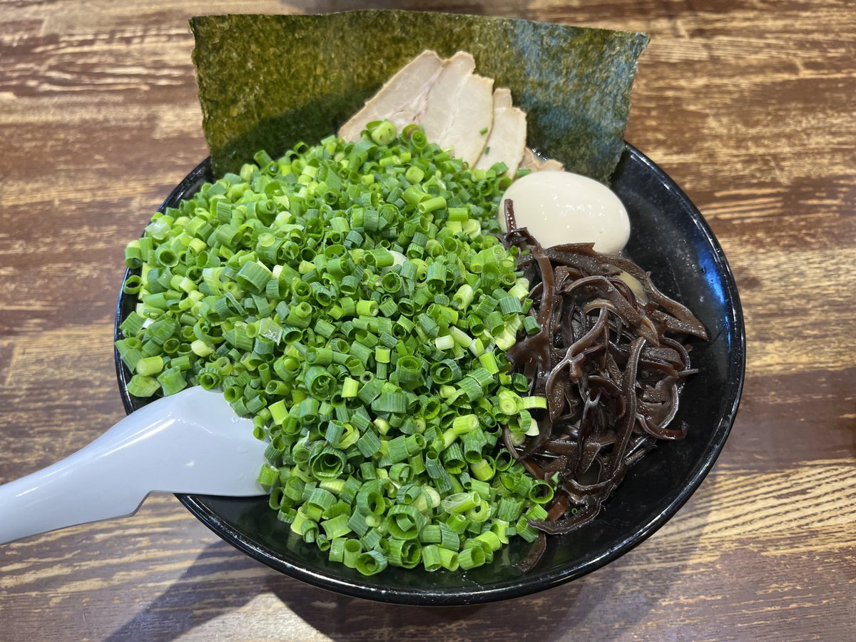 yohei___s's tweet photo. 茨城県佐和駅側のとんこつ家
硬め濃いめ。ねぎ、キクラゲトッピング
最強だったぜ https://t.co/TDEROzEei1