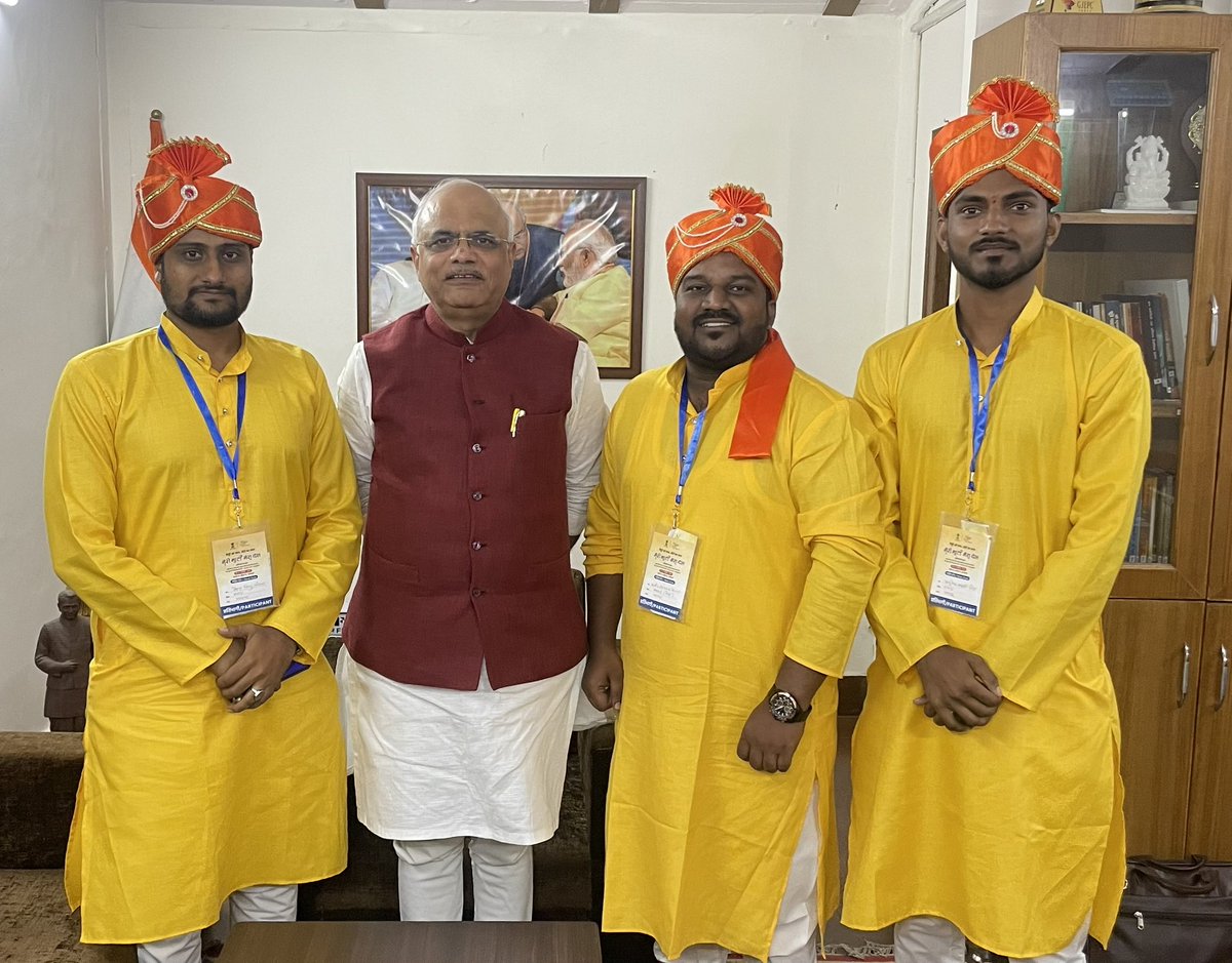 Vinay1011's tweet photo. महाराष्ट्र के रायगड ज़िले की दो तहसीलोंके युवा कार्यकर्ता, युवा समाजसेवी रोशन चाफेकर के नेतृत्व में ‘मेरी-माटी, मेरा देश’ के तहत अपने क्षेत्र की मिट्टी लेकर दिल्ली पहुँचे हैं ! 

आज ये सभी उत��साही युवा हमारे घर आये तब 
#MeraYuvaBharat की स्थापना का आनंद उनके चेहरेपर झलक रहा था ! https://t.co/LRb0tzOgaB