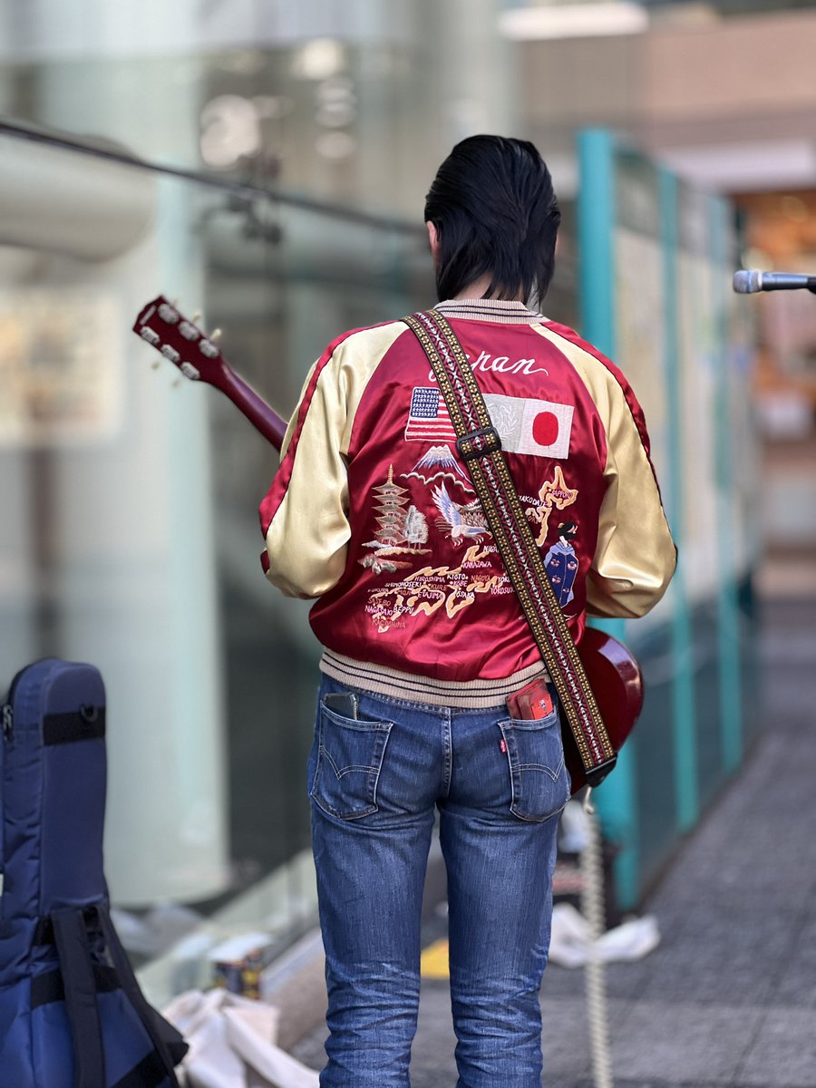 GoodSpirits_JP's tweet image. 川崎駅東口
『ウィスキーコークス』の
路上ライブ見に行ってきました。

チューニング中のRYUくんの後ろ姿を撮ってみました📷✨

次回は11/14です。

#JohnnyPandora 
#普段は4人で活動してます
#路上ライブ