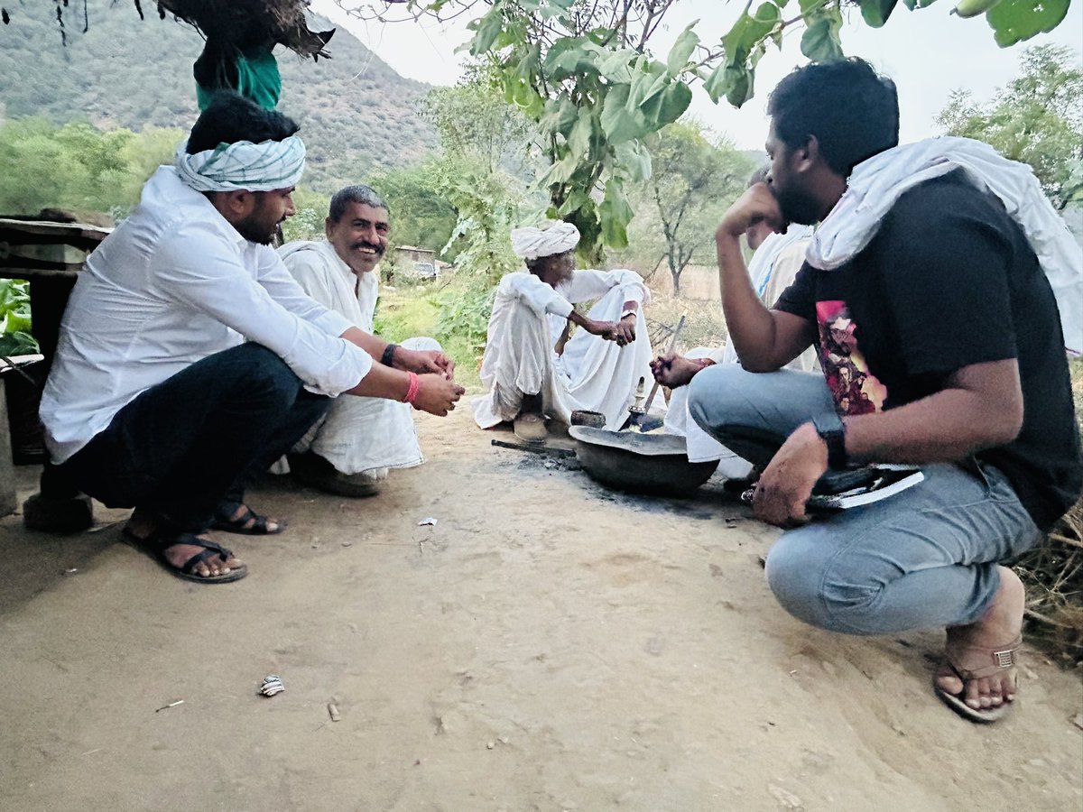 Arjun_Mehar's tweet photo. आँतरी क्षेत्र में मेरे अपनों से संवाद.! लड़ेंगे और जीतेंगे.! https://t.co/GfJO0CORqM