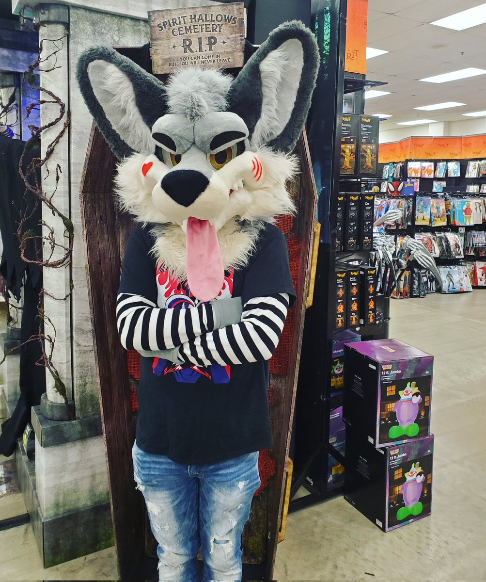 ILOVEKURRO's tweet photo. cant fit in coffin, ears too big 💀 https://t.co/R3xo5zkjB2