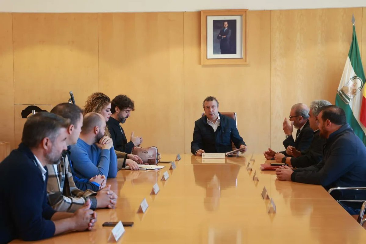 Un frente común: blindar la industria aeronáutica andaluza y evitar deslocalizaciones como la de #Aernnova, que afecta a 120 familias. Reunión en <a href="/DIPUSEVI/">Diputación de Sevilla</a> con <a href="/ccoosevilla/">CCOO de Sevilla</a> y <a href="/ugtsevilla/">UGT Sevilla</a>, presidida por <a href="/JFdezdelosRios/">Javier Fernández de los Rios</a>. Serio. La Junta debe remangarse y evitar la fuga de empresas.