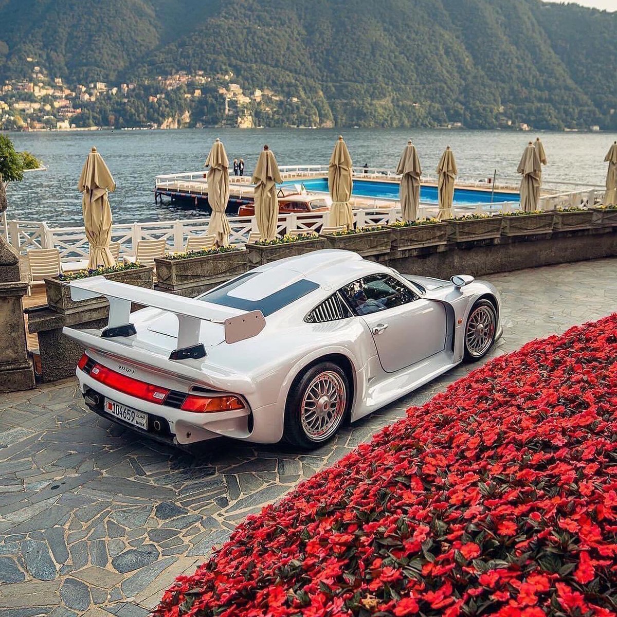 #saturdayvibes #lakesideview  #concorsodeleganza #porsche911 #gt1 #luxury #hypercar #supercar #luxurycars #90s  #villadeste #lakecomo #lagodicomo #cernobbio #lombardia #italy #carphotography #lanscapephotography #carsofinstagram #beyondcoolmag #motion #travel #urban #life