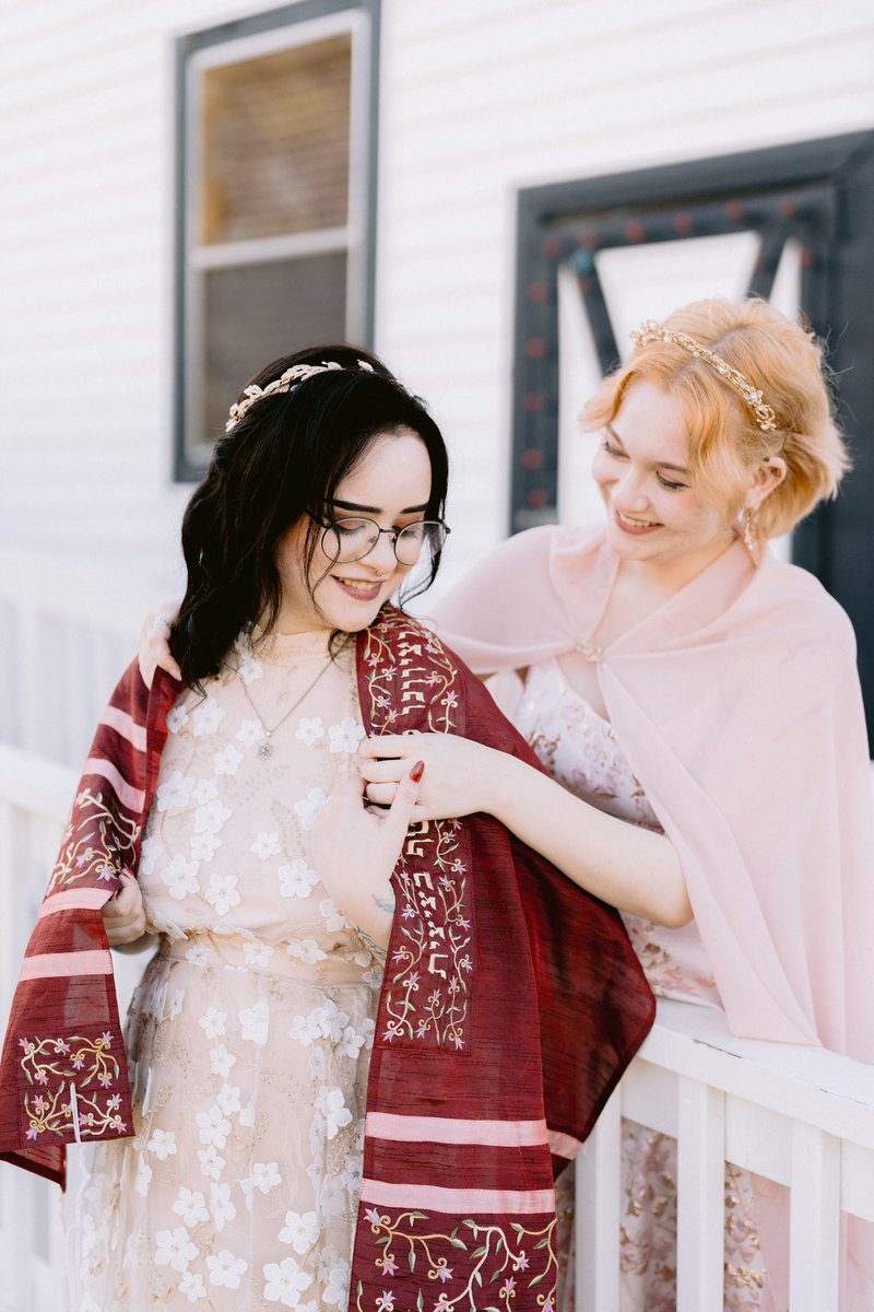aeorforlovers's tweet photo. We got married all because @VoiceOfOBrien died in dnd. Vaxleth brought us together and now we’re here. 

@pinkseelies https://t.co/4WhxER1ymQ
