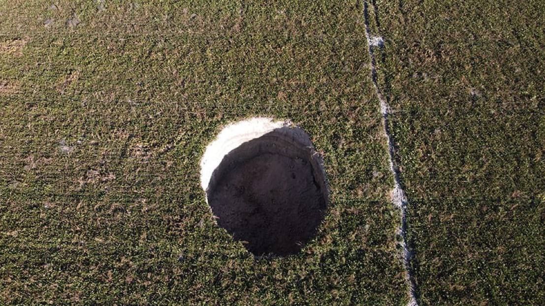 Konya'da, yaklaşık 27 metre çapında, 12 metre derinliğinde bir obruk oluştu.