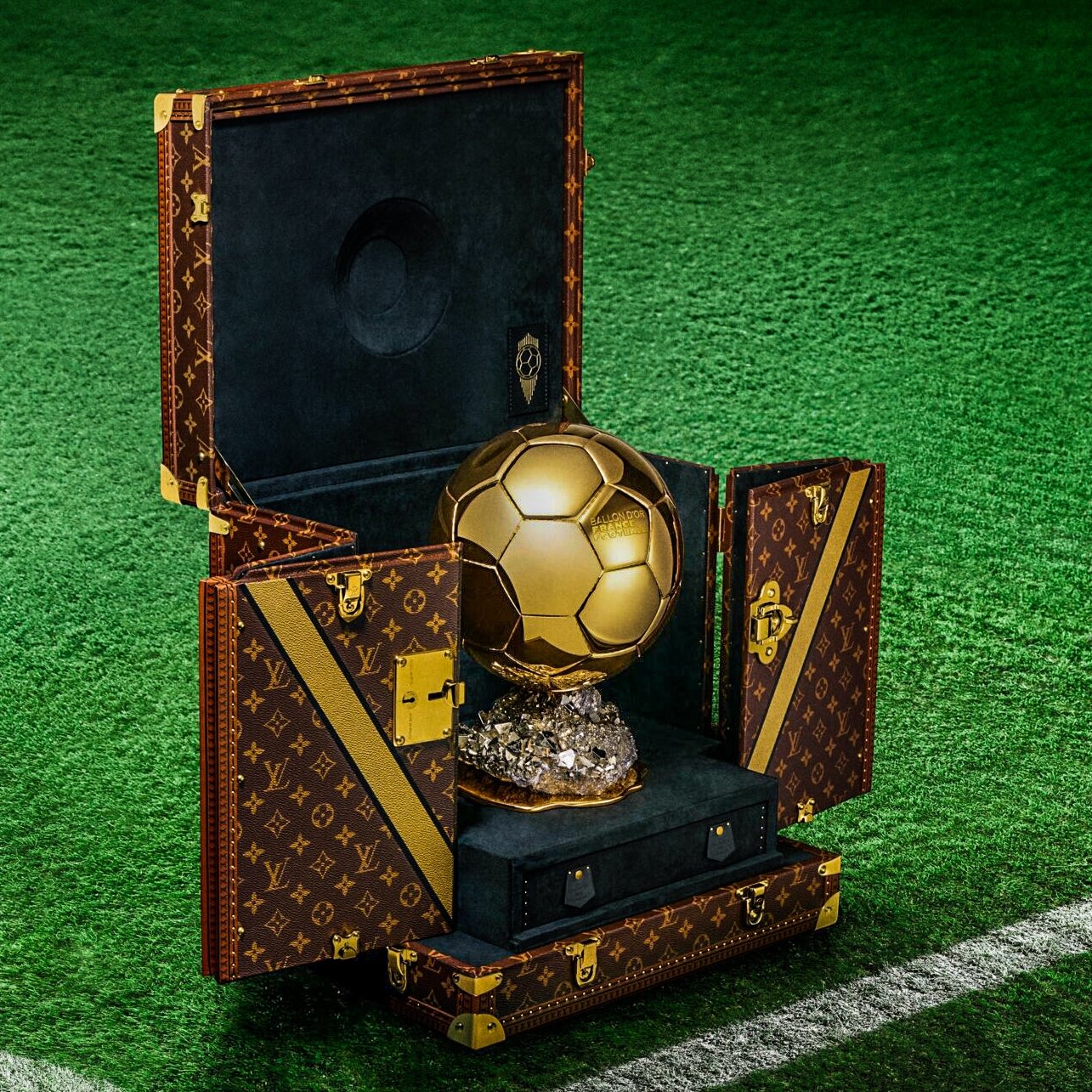 EuroFoot on X: 🇫🇷✨ The Ballon d'Or this evening will have an exclusive Louis  Vuitton trophy case 👨‍🎨  / X