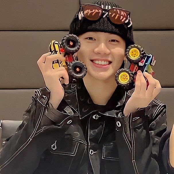 HyunsukTH's tweet image. [แปล] 20231030 Live #CHOIHYUNSUK 🦔

🦔: ทุกคนผมมีคำถาม คุณจะยังคงชอบผมอยู่มั้ย ไม่ว่าผมจะดูเหมือนอะไร? ถึงแม้ว่าผมจะโกนคิ้ว? และแก้มของผมจะบวมขึ้นมาแบบกระทันหันเพราะฟันคุด? น้ำหนักของผมจะลดลงไปอีกประมาณ 10 กก.? ทุกคนจะยังคงชอบผมอยู่มั้ย🥺
💎: แน่นอน!

#CHOIHYUNSUK #최현석