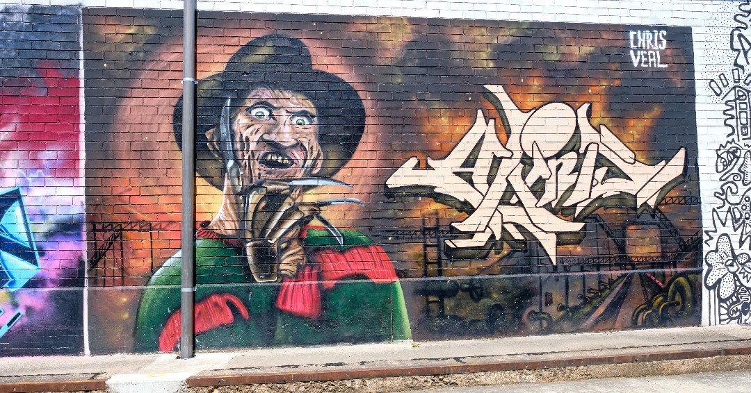 Get in the spooky spirit with a Halloween mural! 👻