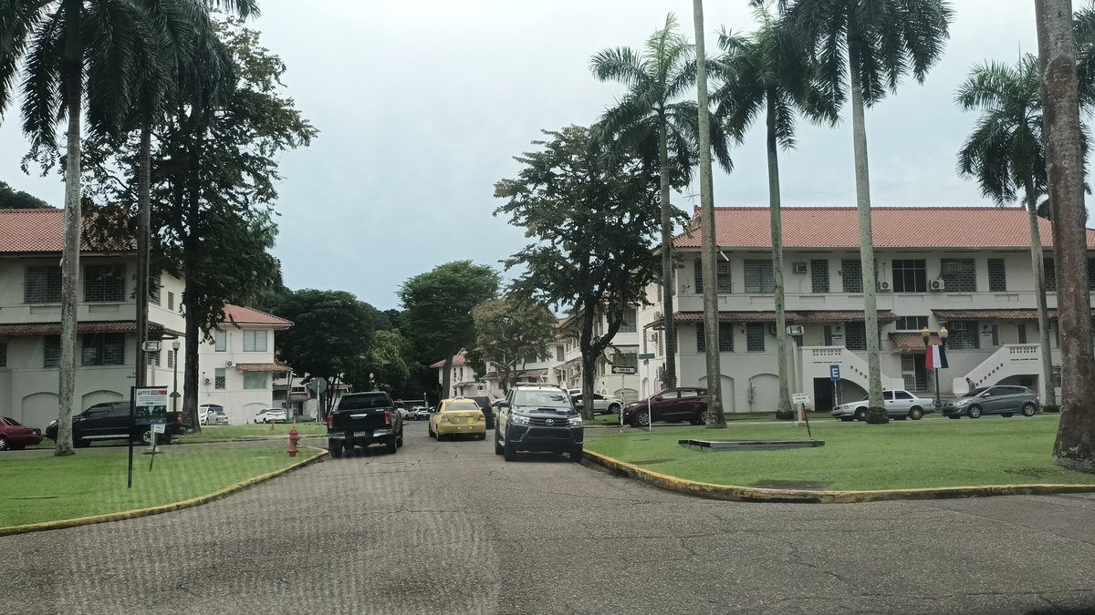 ¡Qué barbaridad!
Auto de los Linces de @ProtegeryServir y otro auto particular obstruyendo la libre circulación en la calle central del Paseo El Prado en Balboa.
El policial encima de que obstruye está en el paño contrario.
En vez de poner el ejemplo ellos mismos rompen la regla.