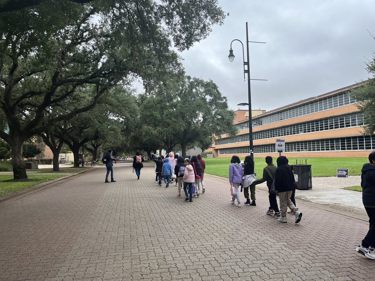CounselorGator's tweet photo. Rain or shine @Youens_Gators are ready to explore Texas Southern University!! #collegeoptions #postsecondaryreadiness @Ms_T_Jackson_ @LarondaWalker https://t.co/gm59smoPY7