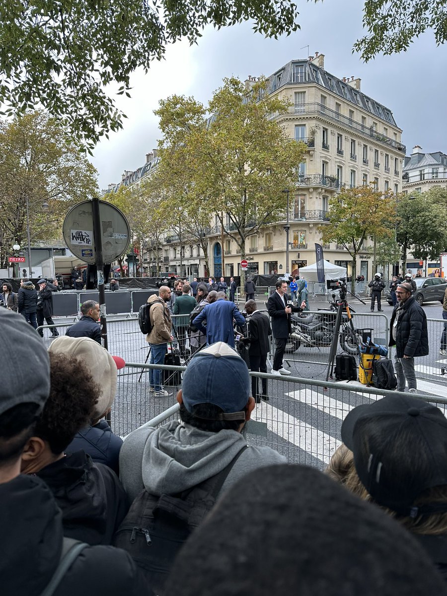 本日の夕方からシャトレ劇場でバロンドール授賞式あるようで、すごい人が集まっています。