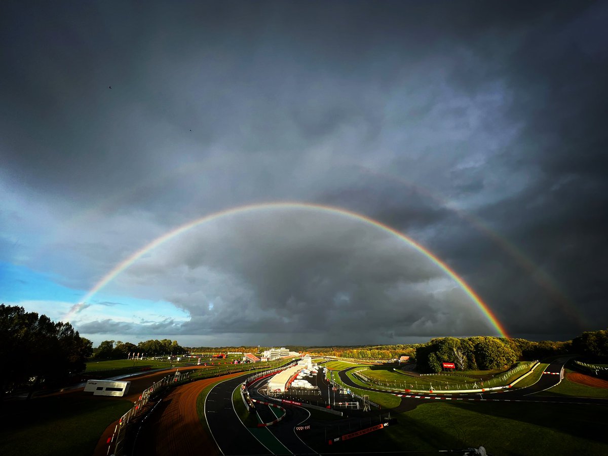 Brands_Hatch's tweet photo. Can Brands Hatch admin see a rainbow and not share a picture? 

No. No they can’t. 

🌈🌈🌈 https://t.co/SrG6CQQ8Cr