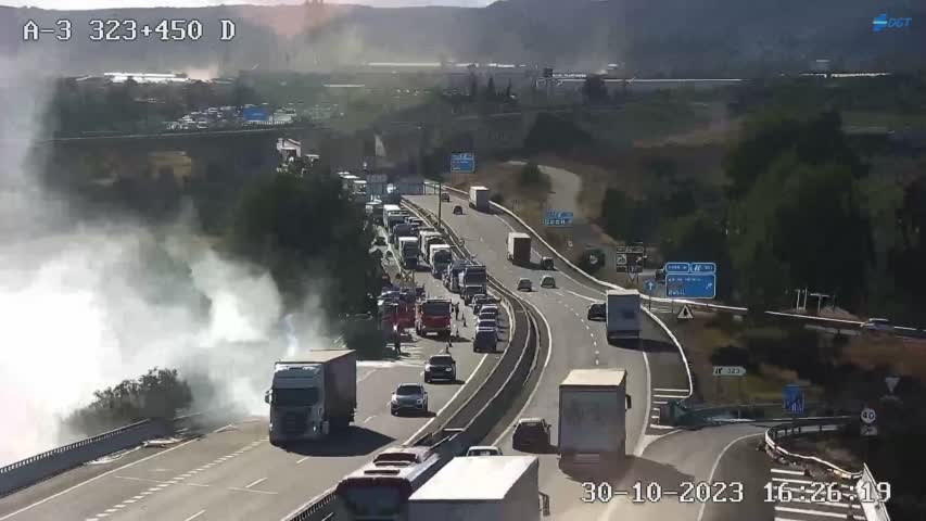 VOSTcvalenciana's tweet photo. 🔥 Captura del #IFChiva y del corte al tráfico de la #A3 a la altura de #Chiva y #Cheste con motivo de los trabajos de extinción 🚒

📸 @InformacionDGT #DGTValencia https://t.co/JWJVVaDUGG