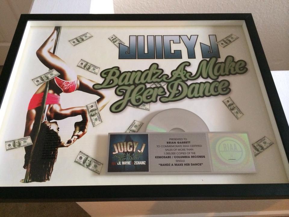 Fun fact this version of Bandz A Make Her Dance that blew up and went platinum wasn’t the first version of the song it was actually the 3rd version first was just Juicy, then Juicy & Lil Wayne then finally this last one with 2 Chainz you know what they say 3rd times a charm! 💽🙌