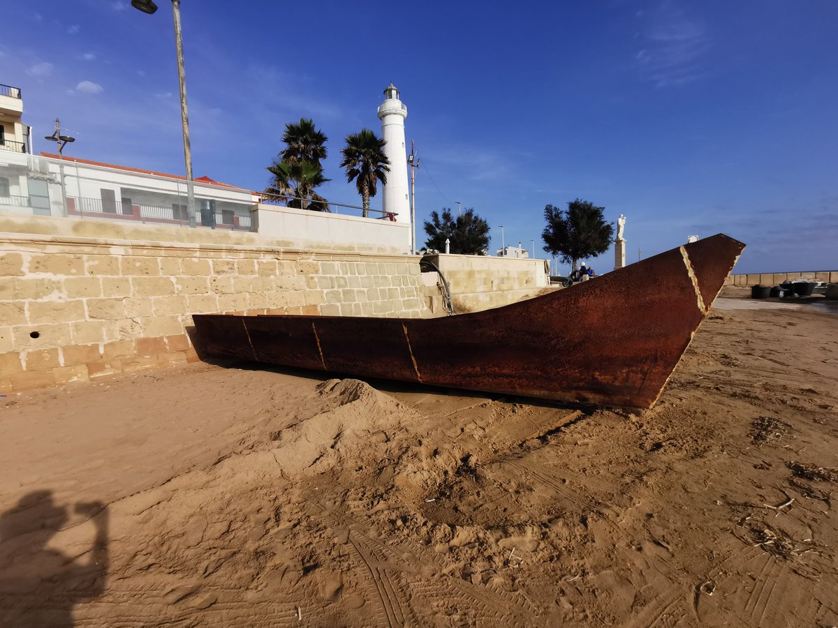 scandura's tweet photo. Santa Croce Camerina, Ragusa. Barcone in ferro da 'cantiere' #Tunisia, messo in secca al molo di #PuntaSecca, arrivato tre settimane fa circa nella vicina Torre Di Mezzo: sarebbe stato trascinato fin qui dalle correnti, dopo un soccorso 'off' #Lampedusa.

📷 mie 23 e 30 ottobre. https://t.co/vzFnz3Tm2J