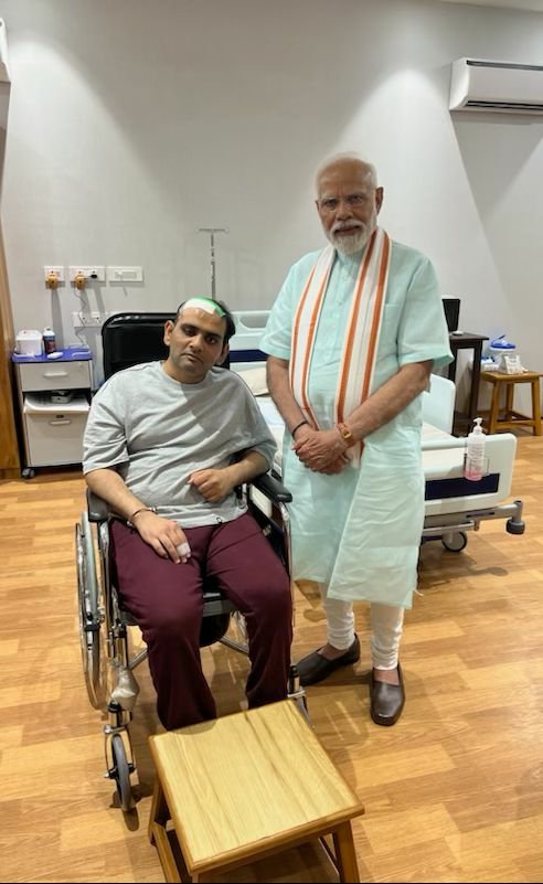 Bhupendrapbjp's tweet photo. આજે દેશના જનપ્રિય પ્રધાનમંત્રી આદરણીય શ્રી નરેન્દ્રભાઈ મોદી સાહેબે મારા સુપુત્ર અનુજના ખબરઅંતરની પૃચ્છા કરી હતી, ઉપરાંત પરિવારના સૌ સદસ્યોને હૂંફ અને બળ પૂરું પાડી અનુજનો જુસ્સો વધાર્યો હતો. આ ક્ષણે માનનીય પ્રધાનમંત્રીશ્રીનો અંતઃકરણપૂર્વક આભારી છું.
@narendramodi https://t.co/c3iXoIO2V8