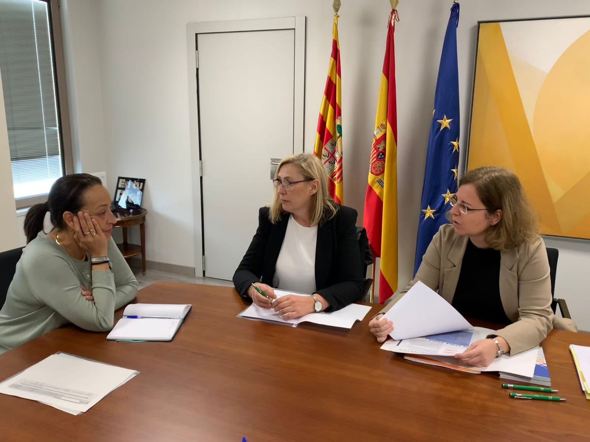 AsemAragon's tweet photo. 👥 @AsemAragon se ha reunido con la Consejera de Bienestar Social y Familia del @GobAragon Carmen Susín y parte de su equipo. Agradecemos la predisposición y la atención recibida. Seguimos trabajando conjuntamente por y para los pacientes con una enfermedad neuromuscular 💚 #Asem https://t.co/lB9zhxfBJQ