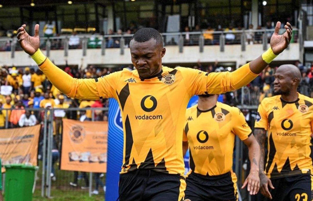 Who does recruitment for this mighty club? Burundian striker, Bonfils-Caleb Bimenyimana gone, DRC striker Christian Saile Basomboli almost gone, Colombian striker Efmamjjasond "EFFjoumasehond" González Palacios is also skidding on thin ice. Haikhona!

#KaizerChiefs