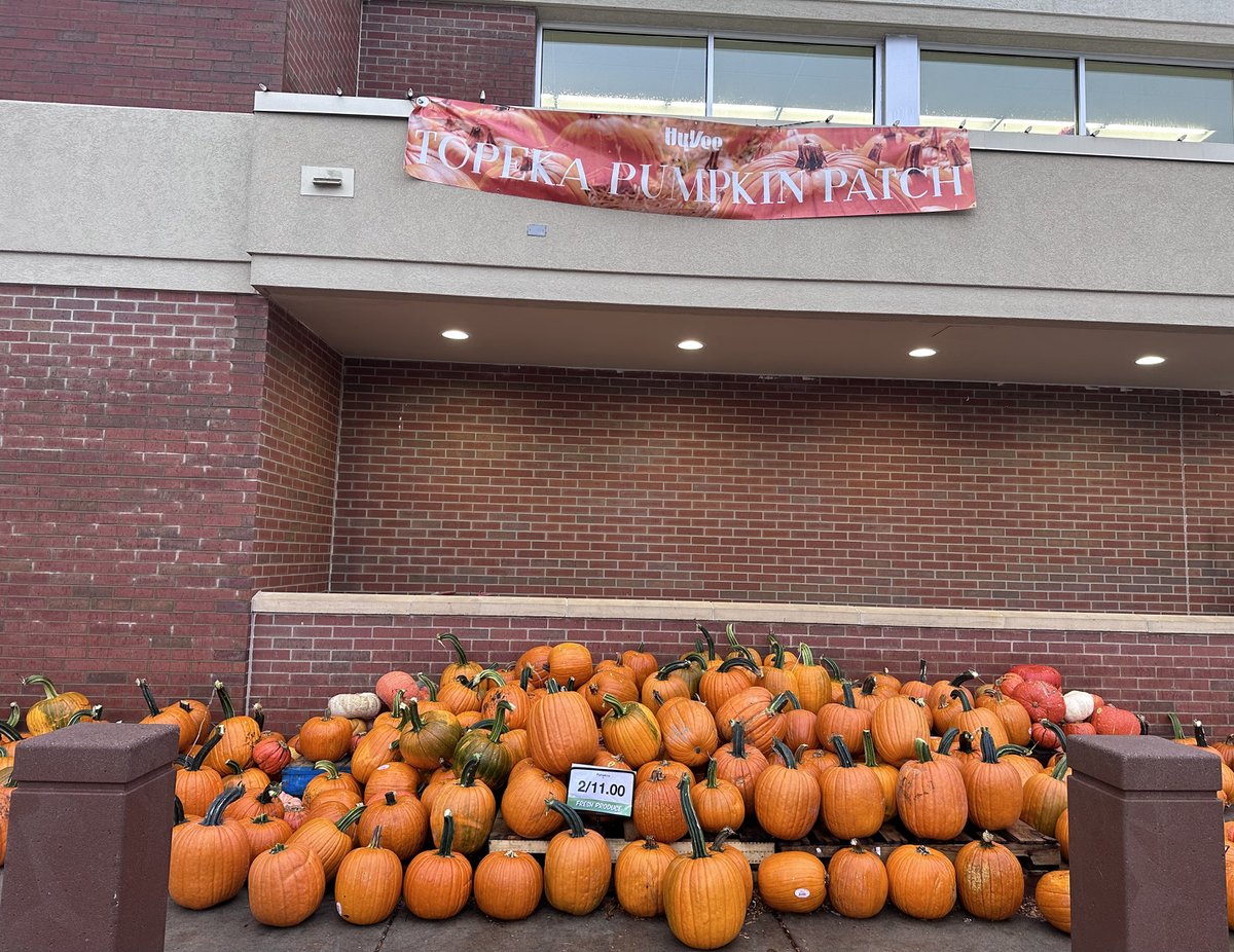 Hy-Vee is still full of pumpkins!!
Look at these massive 
Jack-O-Lanterns🎃!!!!