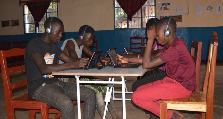 2/2 📚 Grâce au déploiement d’une bibliothèque Ideas Box, ces dernières ont accès à des milliers de ressources pour réapprendre à vivre dans un pays qu’elles ont été contraintes de fuir en raison des troubles politiques.

Lire l'article 👉 urlz.fr/oeWS