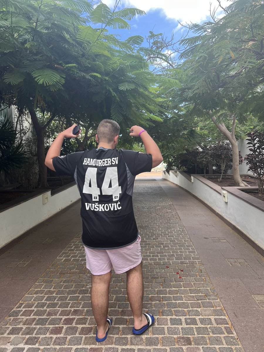 Support für <a href="/HSV/">Hamburger SV</a>  auch auf den kanarischen Inseln. Der Block geht langsam leer. Wo gibts Nachschub? 😎Schwarz-weiß-blaue Grüße von Fuerteventura #NDHSV <a href="/mrpolako/">Martin Pralat</a> #vuskovic