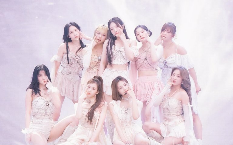 OLTSupport's tweet photo. @JYPETWICE🌹 es el grupo femenino que ha vendido más boletos en Japón,🍭 casi el doble de la diferencia con el segundo lugar.
1. #TWICE – +1,119,535 tickets 👑🌺
2. SNSD – +632,000 tickets
3. BLACKPINK – +528,846 tickets
4. KARA – +425k tickets
#TWICE #QUEENSOFJAPAN https://t.co/6uEsmM6khi