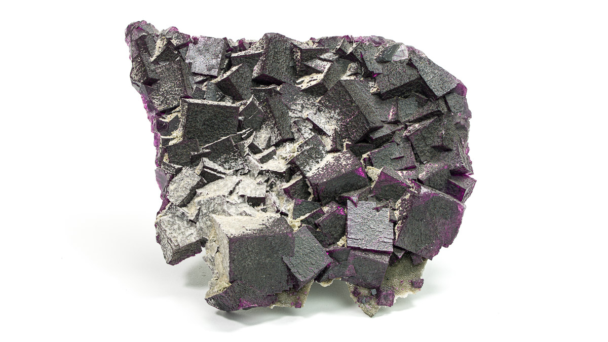 With Halloween tomorrow, we have a dark purple cluster of fluorite crystals for #MineralMonday! This mineral is from the Ohio Valley Fluorspar District in Kentucky. Under UV light, fluorite can glow a blue-violet colour. This phenomenon was named "fluorescence".