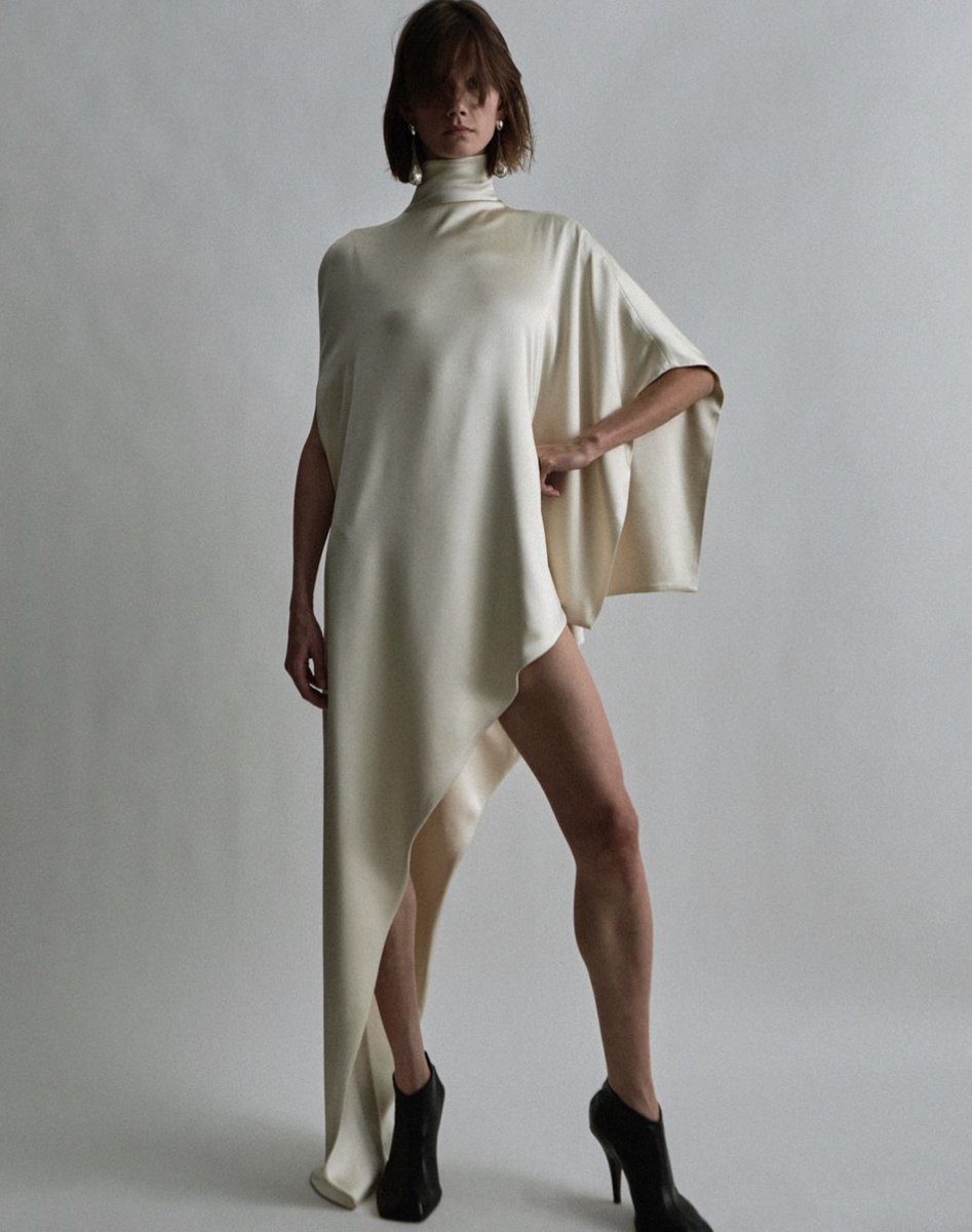 1Granary's tweet photo. Phoebe Philo dropped fashion's most anticipated collection: 
#phoebephilo https://t.co/rNEziW02vF