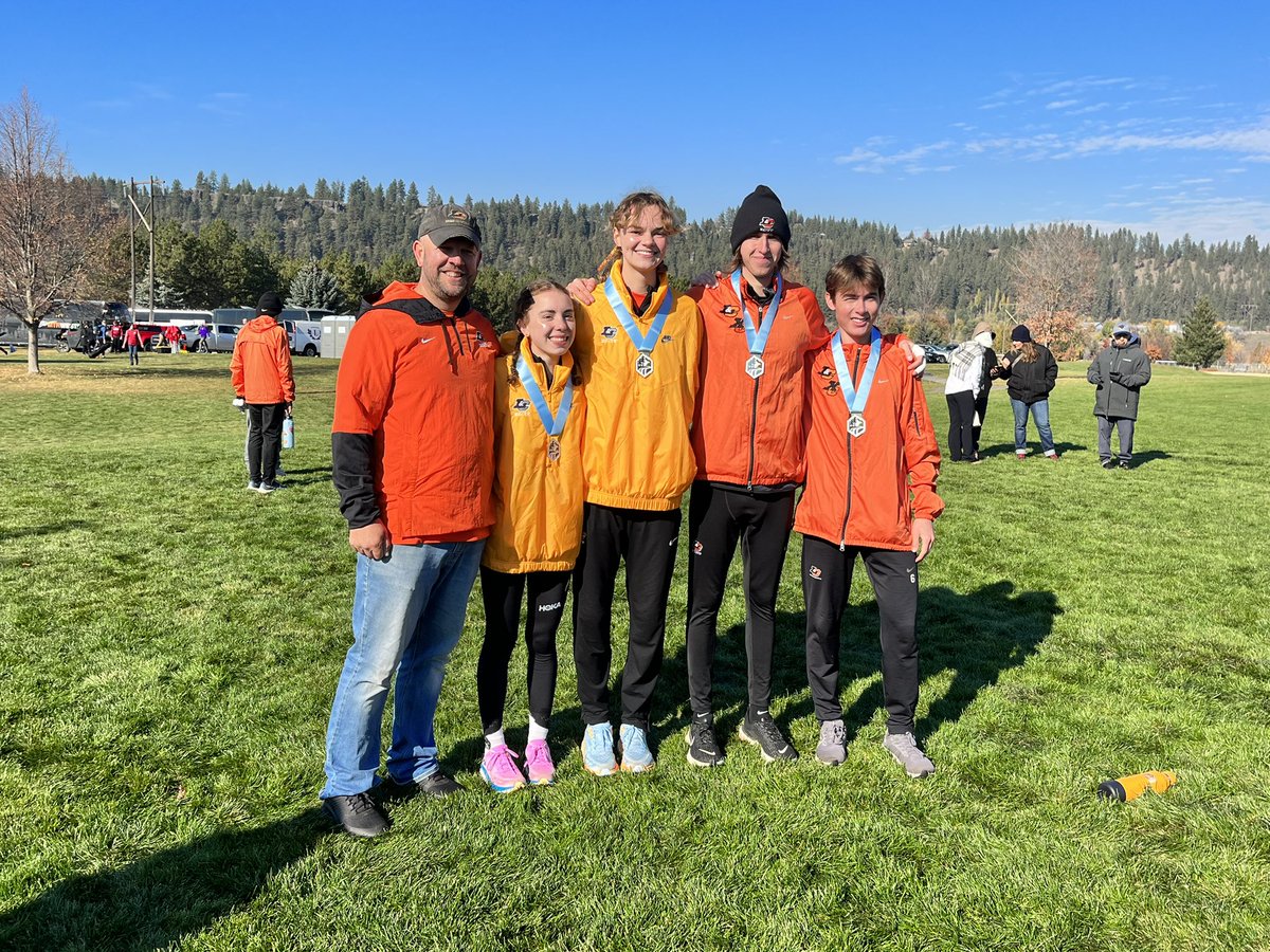 lrprlinda's tweet photo. Froze my lungs cheering on my kid as he captained his no-quit total effort  @LCPiosXCTF team, @LClarkPresident will be proud of the 2 #2 team finishes and the individual journeys! Also caught up with awesome @GoSeaKings and @ZagRunning alum family … #timetothawout #feeltheburn https://t.co/2h06y2lFeg