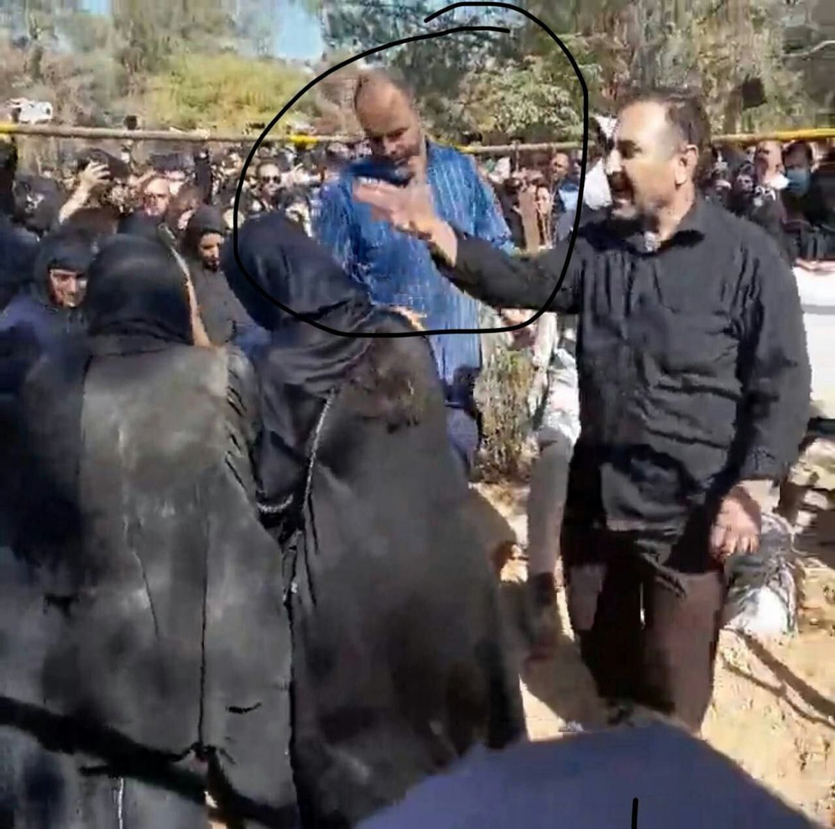 شوهر خاله بی ناموس آرمیتا هستش. خودش سرهنگ سپاه هستش این ۲۰ روزه هم  تلفن همراه اعضای خانواده آرمیتارو کنترل میکرده حتی داخل خونه هم‌ شنود گذاشته حتی تهدیدم کرده اگه صداتون در بیاد همتونو میدم بازداشت کنن!
ارسالی از بستگان #آرمیتا_گراوند