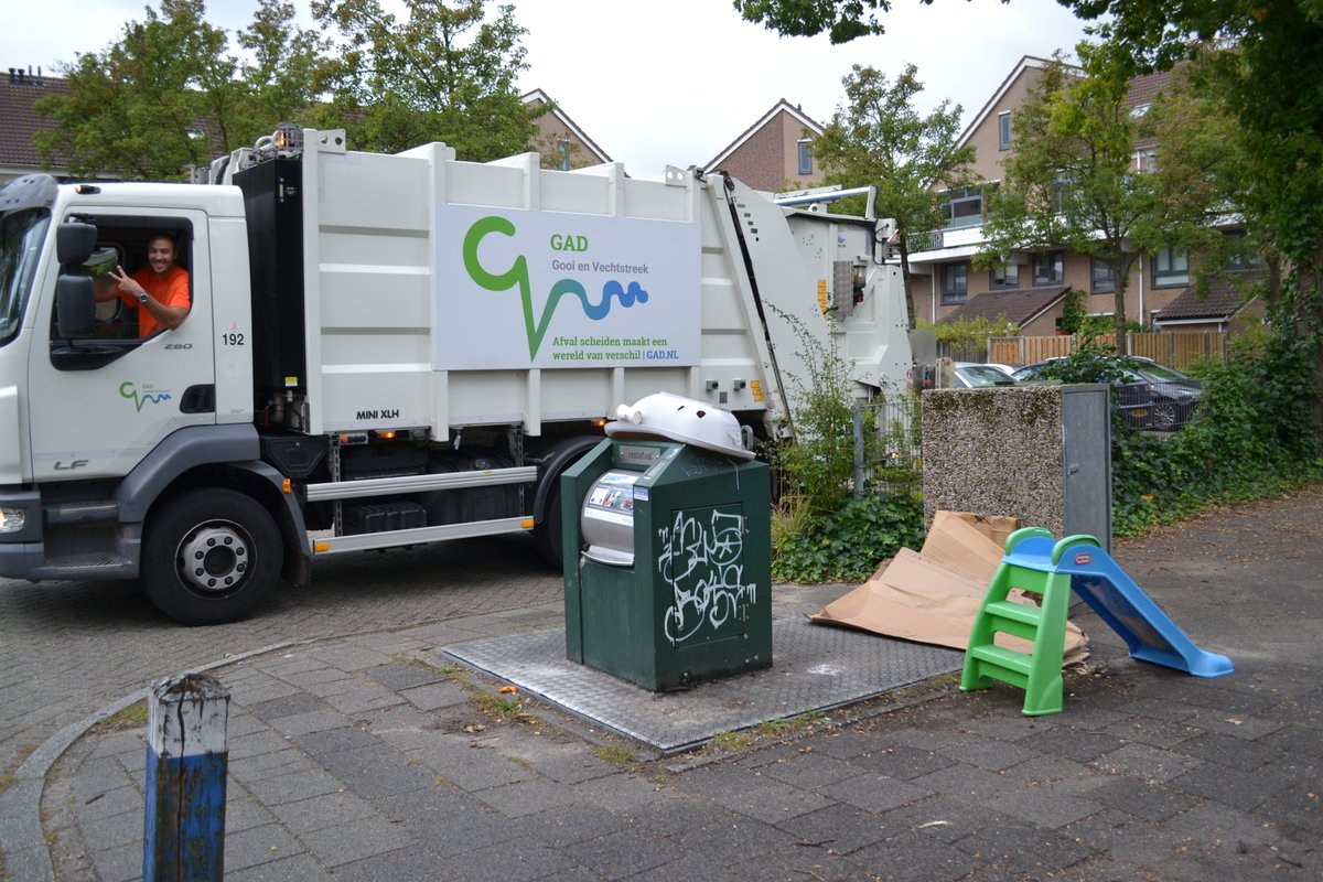 Liefkozend wordt onze kleinste vuilniswagen 'de punaise' 📌genoemd. Deze rijdt iedere dag verschillende routes door de hele regio om afval op te ruimen dat naast de containers staat. Een dagje mee met Lorenzo op de punaise… Lees meer op gad.nl