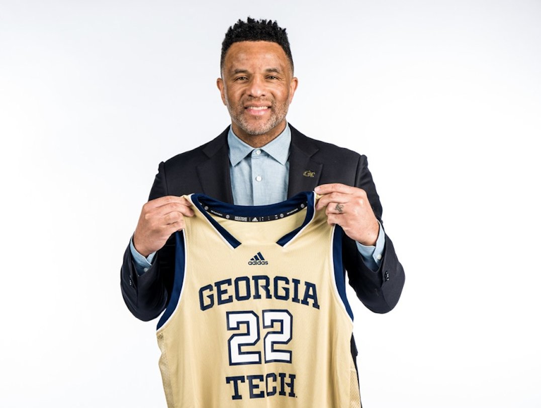 NBAalumni's tweet photo. Like many NBA players, Damon Stoudamire had no idea what to do when he retired, so he volunteered as an assistant coach at Rice University

Fast forward 15 years, and he's now the new head coach at Georgia Tech

📝 @sheridanhoops for #LegendsMagazine

🔗 https://t.co/f5GiIAQkai https://t.co/Ts4f1Qj7jO