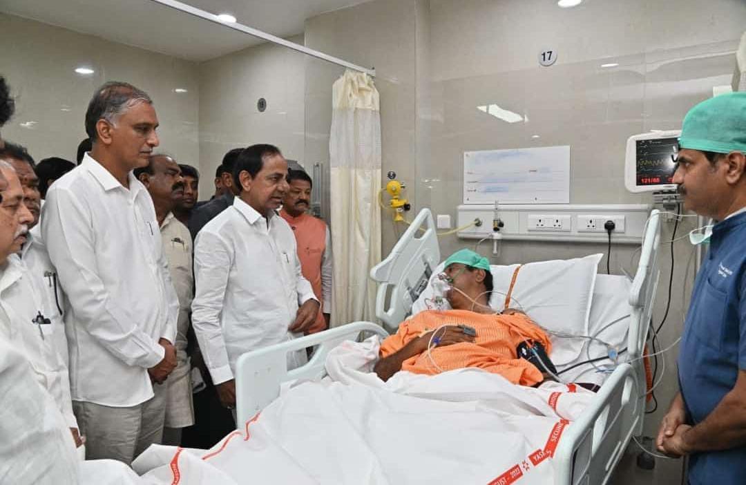 KPR_BRS's tweet photo. ఆసుపత్రిలో చికిత్స పొందుతున్న మెదక్ పార్లమెంట్ సభ్యులు, దుబ్బాక అసెంబ్లీ బిఆర్ఎస్ పార్టీ ఎమ్మెల్యే అభ్యర్థి కొత్త ప్రభాకర్ రెడ్డి గారిని పరామర్శించిన తెలంగాణ రాష్ట్ర ముఖ్యమంత్రి శ్రీ కల్వకుంట్ల చంద్రశేఖర్ రావు గారు...

ప్రభాకరన్న త్వరగా కోలుకొని మన మధ్య తిరగాలి...
#WeStandWithKPR
#KCR 
#KothaPrabhakarReddy
#Telangana
#BRSParty
#Dubbaka