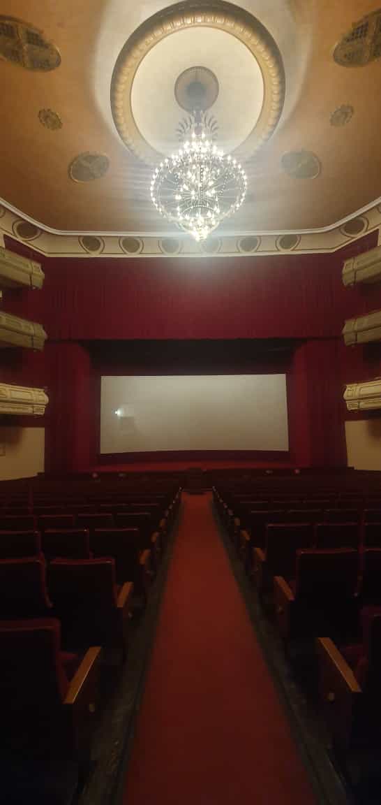 sevilla.abc.es/opinion/antoni… <a href="/AbeInfanzon/">Antonio Burgos</a> Es un autentico monumento vivo de la historia del cine al que hay que proteger y ayudar de la mejor forma: yendo allí a ver películas para que no tengamos que lamentar la pérdida del único cine de pantalla grande que nos queda en Sevilla.
