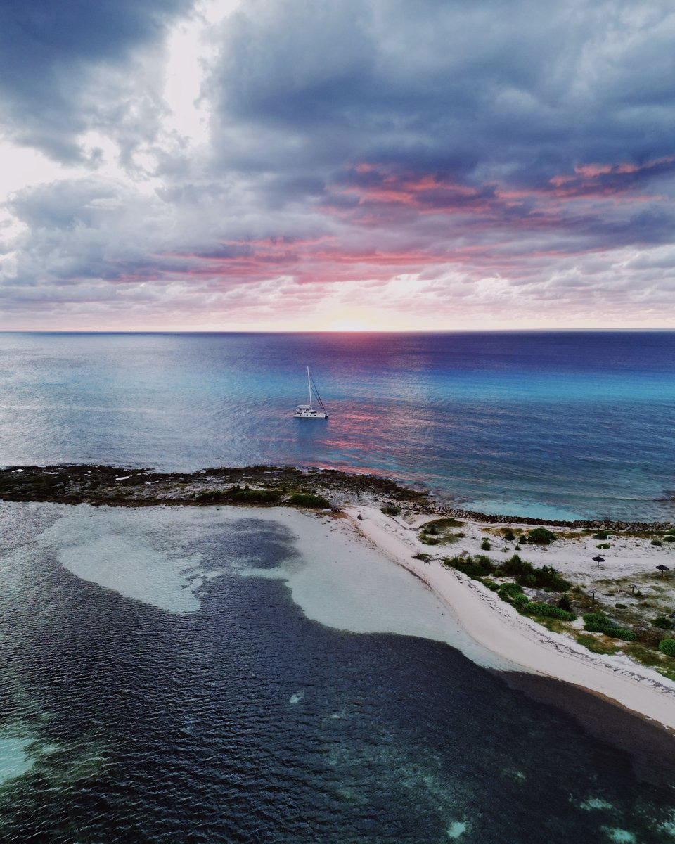 Eye from the sky captures the beautiful Bimini blues. Bimini means “two islands” and is located on the Great Bahama Bank. These waters are very shallow and usually have sandy bottoms, where we get the beautiful blue color around the island. 📸 & ✍️: Jasmine Nyce