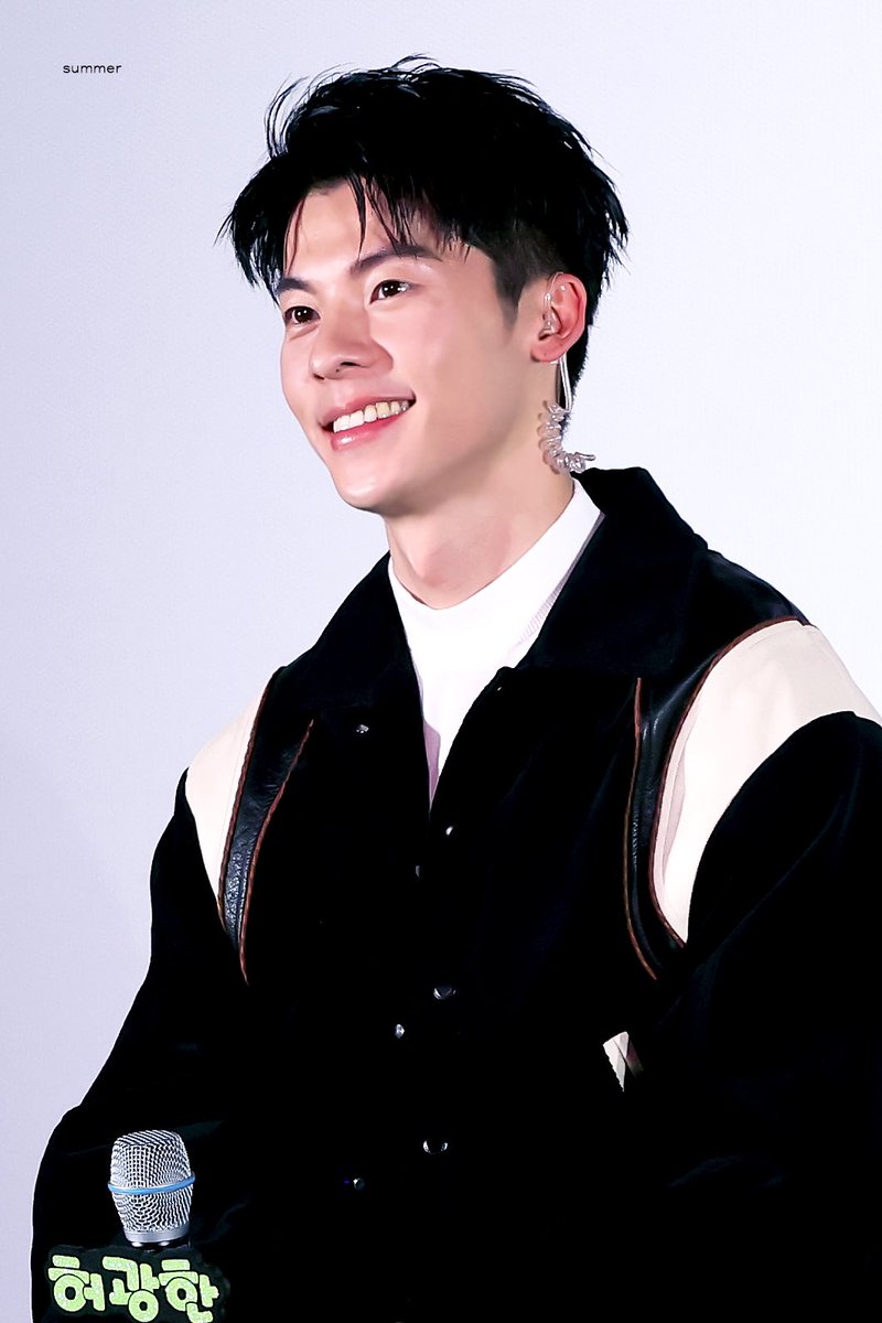 hsusummer31's tweet photo. ♡𝘏𝘈𝘗𝘗𝘠 許光漢 𝘋𝘈𝘠♡

230512 메마데바 밋앤그릿 HQ

#허광한 #許光漢
#kuanghanhsu #greghan https://t.co/vCftlOsk1a