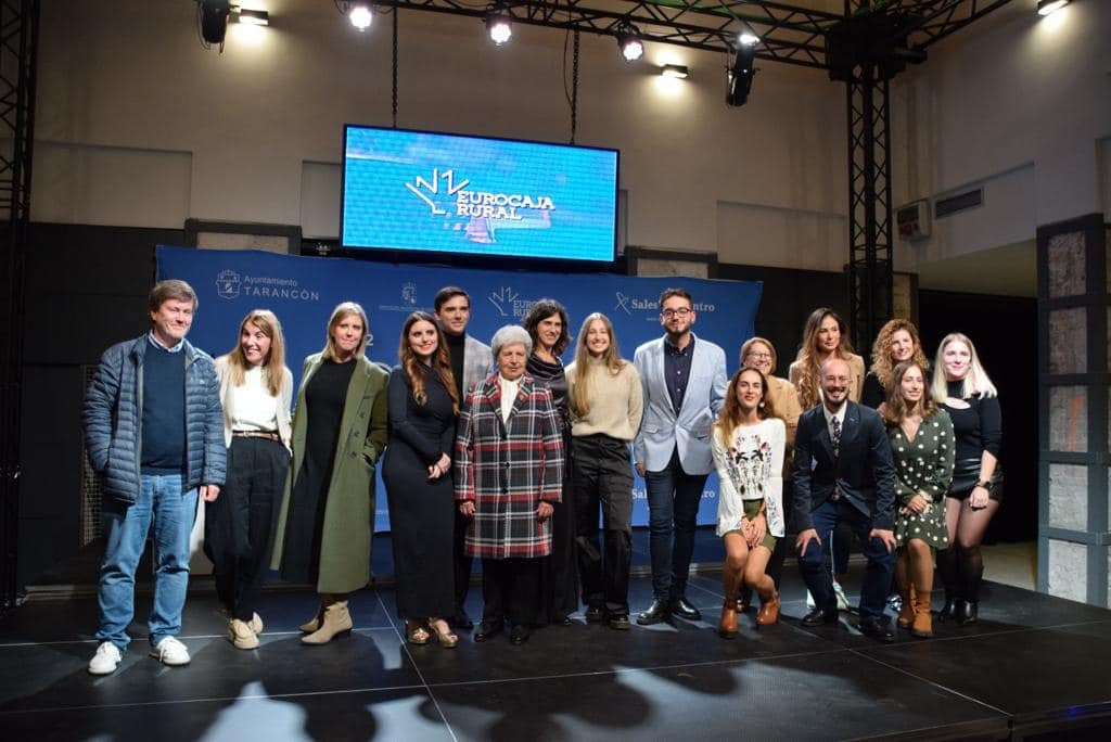 ¡Noche de celebración para #DOUclés! 🎉🏆
 
En la gala de los 40 años de <a href="/radiotarancon/">Radio Tarancón</a>, el alcalde José Manuel López Carrizo entregó a nuestra gerente <a href="/lolavinos/">Lola Nuñez Pinto</a> un premio por difundir la cultura del #vino. 

Gracias a <a href="/fontanabodegas/">Fontana B&V</a>, <a href="/La_Estacada/">Finca La Estacada</a> y <a href="/bodegasoledad/">bodegasoledad</a> 🍷