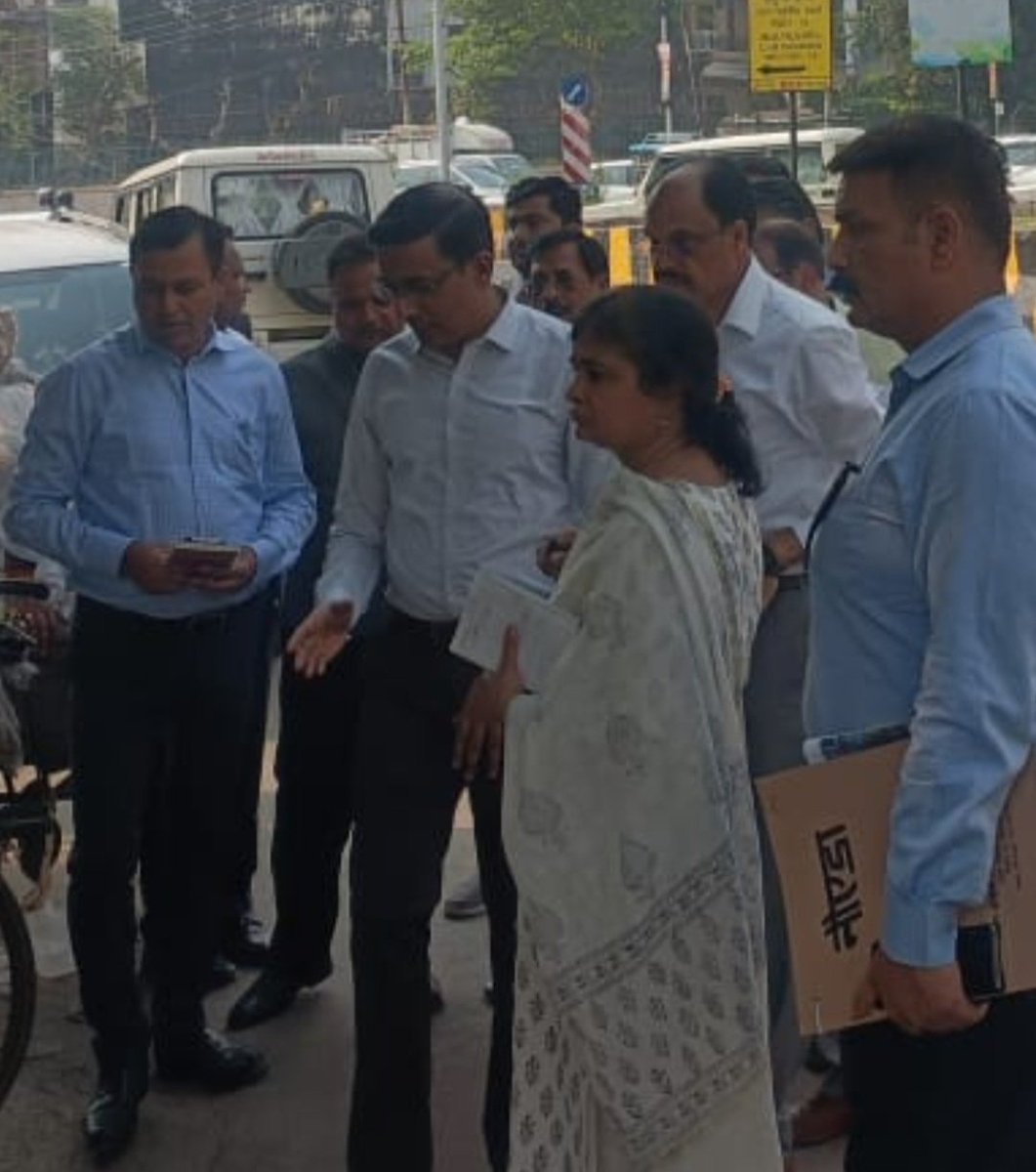 Dkumarchandel's tweet image. नोएडा प्राधिकरण के सीईओ लोकेश एम दल बल के साथ आज फिर उतरे सड़कों पर, एम0पी0-2 रोड, सैक्टर-18 का किया औचक निरीक्षण। सम्बंधित अधिकारियों को @CeoNoida द्वारा क्षेत्र को सुरक्षित, स्वच्छ व बेहतर स्वास्थ्य व्यवस्था बनाने के लिए दिए गए सख्त दिशा-निर्देश
#NoidaDevelopment
#CleanNoida…