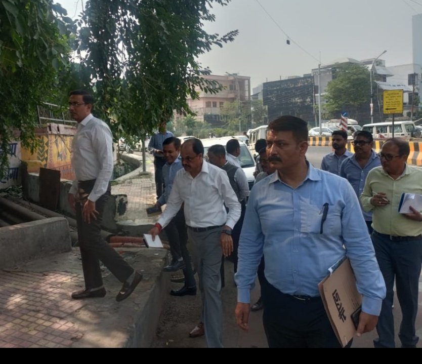 Dkumarchandel's tweet image. नोएडा प्राधिकरण के सीईओ लोकेश एम दल बल के साथ आज फिर उतरे सड़कों पर, एम0पी0-2 रोड, सैक्टर-18 का किया औचक निरीक्षण। सम्बंधित अधिकारियों को @CeoNoida द्वारा क्षेत्र को सुरक्षित, स्वच्छ व बेहतर स्वास्थ्य व्यवस्था बनाने के लिए दिए गए सख्त दिशा-निर्देश
#NoidaDevelopment
#CleanNoida…