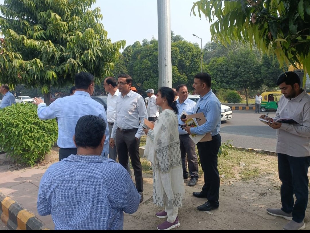 Dkumarchandel's tweet image. नोएडा प्राधिकरण के सीईओ लोकेश एम दल बल के साथ आज फिर उतरे सड़कों पर, एम0पी0-2 रोड, सैक्टर-18 का किया औचक निरीक्षण। सम्बंधित अधिकारियों को @CeoNoida द्वारा क्षेत्र को सुरक्षित, स्वच्छ व बेहतर स्वास्थ्य व्यवस्था बनाने के लिए दिए गए सख्त दिशा-निर्देश
#NoidaDevelopment
#CleanNoida…